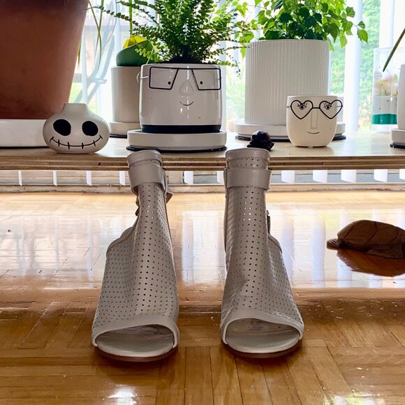 Sam Edelman Emmie Perforated Leather Sandals – Gray/Beige, Size 8M, 3.5" Heel (W - Picture 1 of 3